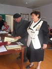 Бюллетень для голосования получает Черноокова Раиса Ивановна, имеющая награду Орден Трудовой Славы